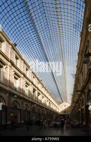 Das gewölbte Glasdach des Galeries St. Hubert in Brüssel Stockfoto