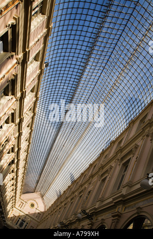 Das gewölbte Glasdach des Galeries St. Hubert in Brüssel Stockfoto