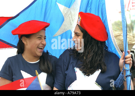 Frauen im Alter zwischen 17 mit der Puerto-Ricanischen Fahne Cinco De Mayo-Parade. St Paul Minnesota USA Stockfoto
