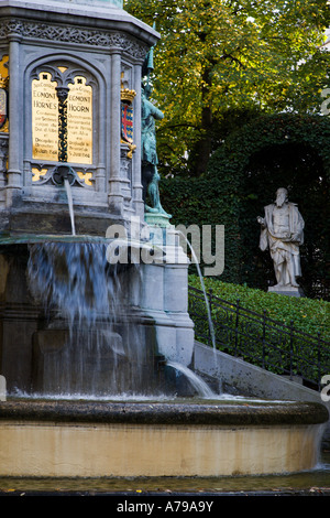 Egmont und Hornes Springbrunnen und Statue in der Place du Petit Sablon Brüssel Belgien Stockfoto
