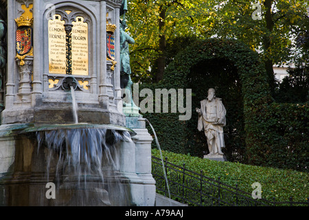 Brunnen und Statue in Place du Petit Sablon-Brüssel-Belgien Stockfoto