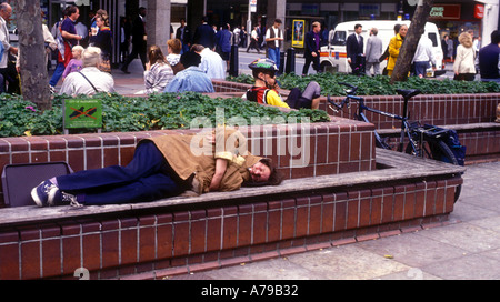 Mann schläft auf Bank Central London Victoria. Stockfoto