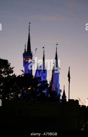 Cinderella Schloss Disney Welt Zauberreich Orlando Florida Walt Disney Märchen Traum träumen blauer Himmel Flusswasser Stockfoto