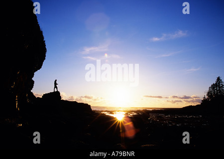 Silhouette der Wanderer auf einem Meer-Stack Bonilla Point West Coast Trail Pacific Rim National Park Reserve Vancouver Island BC kann Stockfoto