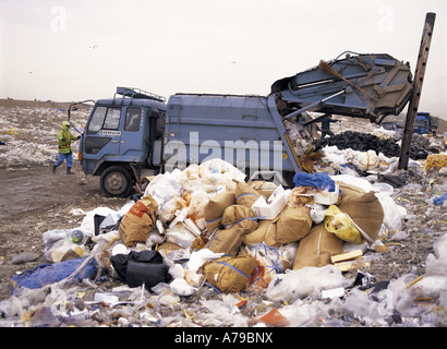 Abfall-LKW entladen an Heiwajima Deponie Website Bucht von Tokio Japan Stockfoto