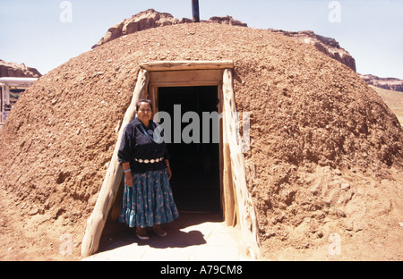 Navajo-gebürtige Amerikanerin außerhalb des traditionellen Hauses auf dem Heimatland Arizona in der Nähe von Monument Valley, USA Stockfoto