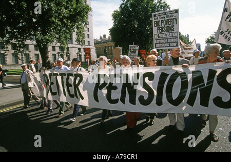 Westminster London Rentner demonstrieren gegen niedrigen Renten in der Nähe von Houses of Parlament England UK Stockfoto