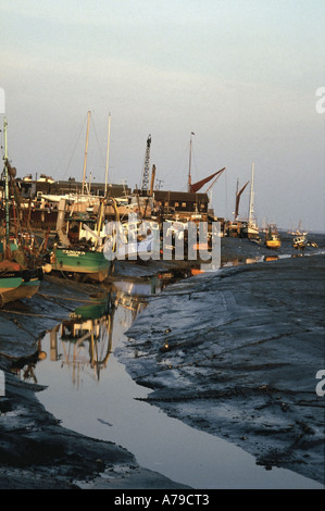 Ebbe am Abend um Leigh am Meer Hafen von Essex England UK Stockfoto