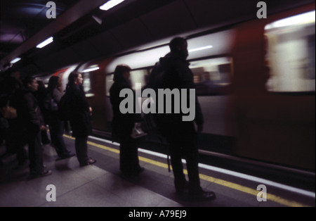 Pendler in u-Bahnstation wartenden Zug bewegen Stockfoto