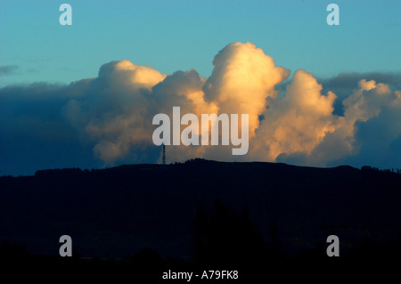 Wolken von Ironbridge Kraftwerk Kühltürme steigen über das Wrekin, Shropshire Stockfoto