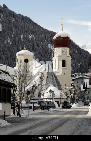 St. Anton Kirche im Winter, St. Anton am Arlberg, Tirol, Österreich Stockfoto