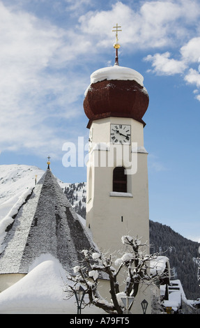 St. Anton Kirche im Winter, St. Anton am Arlberg, Tirol, Österreich Stockfoto