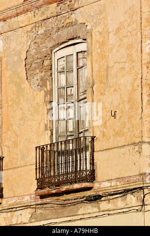Alte Fenster mit kleinem Balkon, beleuchtet von der frühen Morgensonne Ronda Andalucia Spanien Stockfoto