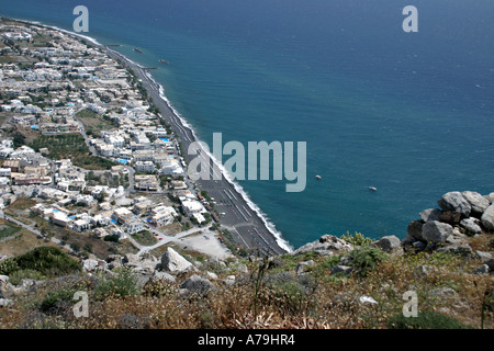 Kamari Beach von oben: der Blick auf Kamari Beach und die Stadt hinter von hoch oben im alten Thira Stockfoto