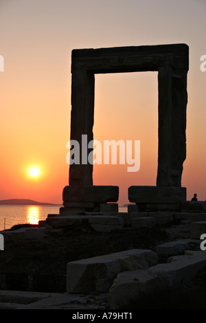 Sonnenuntergang mit Kopf und Bogen: Bogen von den Apollo-Tempel bei Sonnenuntergang mit der Sonne reflektiert von dem ruhigen Wasser im Hintergrund Stockfoto