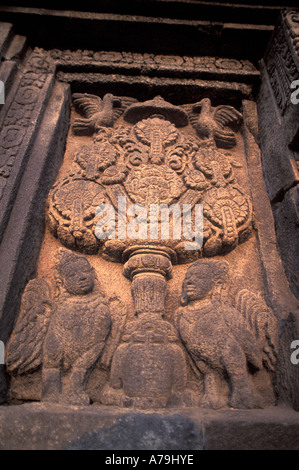 Detail des Baum des Lebens-Relief auf restaurierten 9. Jahrhundert Hindu-Tempel in Prambanan nahe Yogyakarta Java Indonesien Stockfoto