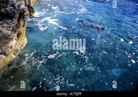 Schnorcheln in der Brandung in den klaren steinigen Gewässern der Adria Istrien Kroatien Mittelmeer Stockfoto