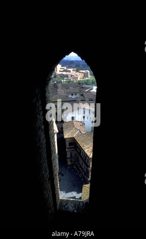 Blick aus einem Fenster in Siena den berühmten Turm Torre del Mangia auf Ziegeldächern Siena Toskana Italien Stockfoto