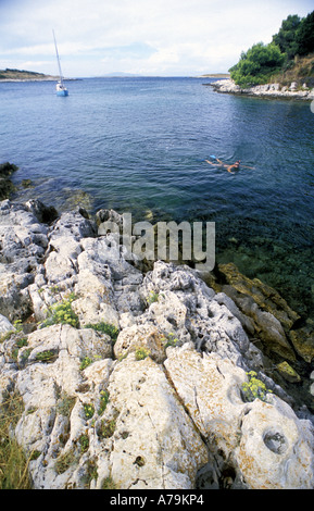 Schnorchler und Yacht der Küste der istrischen Halbinsel Adria Kroatien Mittelmeer Stockfoto