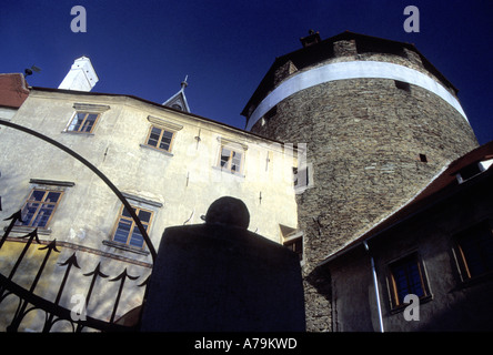 Blick auf den Turm vom Hof der Burg Schlaining, einer alten Burg im Burgenland, Österreich Stockfoto