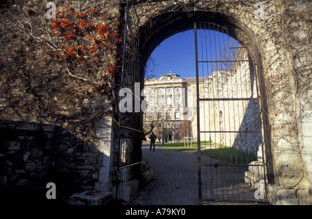 Ein Spaziergang durch eines der Tore der Budaer Burg der ehemaligen Königspalast in Castle Hill Bezirk Budapest Tourist Stockfoto