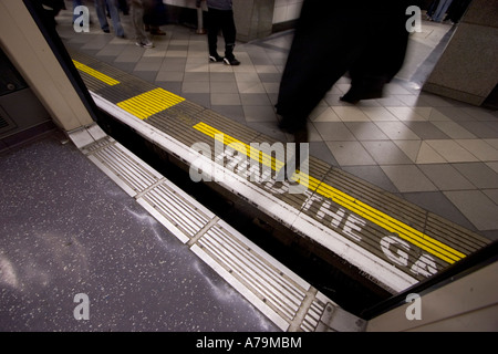 Geist die Lücke Plattform Oberfläche Bank Station auf Londoner u-Bahn-Netz anmelden Stockfoto