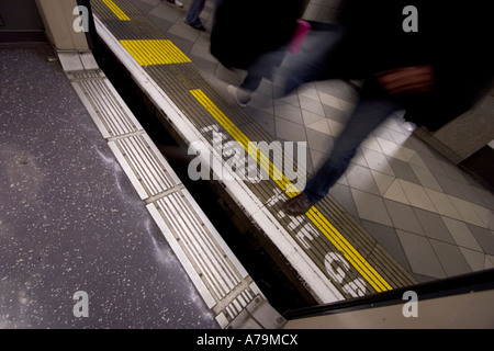 Geist die Lücke Plattform Oberfläche Bank Station auf Londoner u-Bahn-Netz anmelden Stockfoto