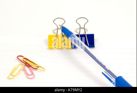 Bulldog clip.pen und Büroklammern Stockfoto