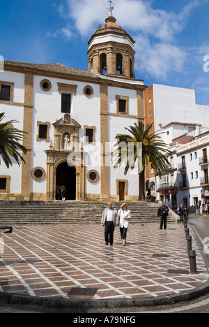 dh RONDA Spanien paar zu Fuß auf der Plaza Iglesia De La Merced-Kloster Stockfoto