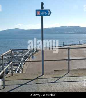 Zyklus-Weg-Zeichen, Colwyn Bay promenade Stockfoto