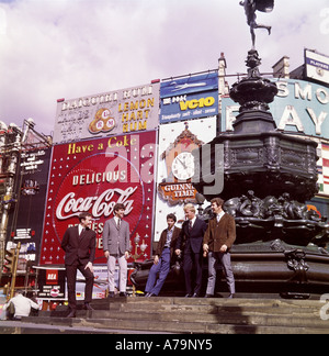 BRIAN POOLE und THE TREMELOES UK-pop-Gruppe am Piccadilly Circus über 1965 mit Brian Poole auf der linken Seite Stockfoto