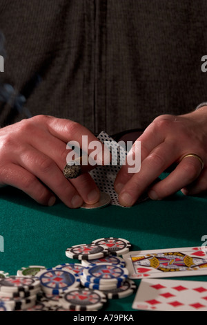 Hände halten, Zigarre und Karten Stockfoto