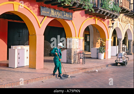 Straßenszene mit Mann fegt in Altstadt Cartagena Kolumbien Stockfoto