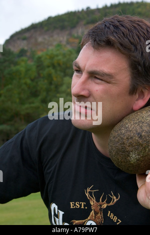 Die Stein, traditionelle Schottische Highland Games - warf den Stein einen schweren Granit Kugel, Schottland, Großbritannien Stockfoto