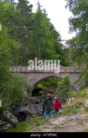 Touristen in der Schlucht von Linn of Dee, Felsspalten, Natur, Schlucht, Fluss, Landschaftlich, Felsen, Landschaft, Wasserfall, fließend, Cairngorms National Park, Schottland, Großbritannien Stockfoto