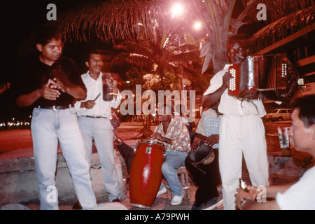 Musikgruppe spielt Cumbia nachts am Strand Bocagrande in der Nähe von Cartagena Kolumbien Stockfoto