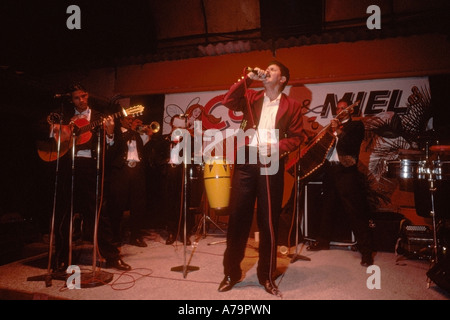 Mariachi Sänger mit seiner Band in einem Club in Cartagena Kolumbien Stockfoto