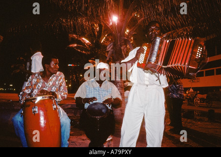 Musikgruppe spielt Cumbia auf der Straße in der Nacht in Cartagena Kolumbien Stockfoto