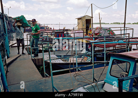 Shuttle-Boot oder Chalupa am Fluss Magdalena in Kolumbien Magangué Stockfoto