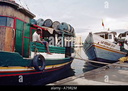 Boote angedockt am Fluss Magdalena in Kolumbien Magangué Stockfoto