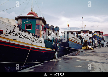 Boote angedockt am Fluss Magdalena in Kolumbien Magangué Stockfoto