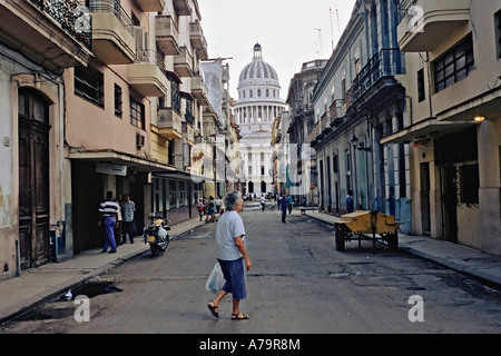 Blick auf eine Straße in Havanna Kuba führt zu El Capitolio ein Nachbau des Capitol Building in Washington, D.C. Stockfoto