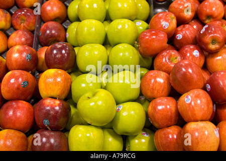 Apfelsorten auf dem Display in einem Lebensmittelgeschäft Stockfoto