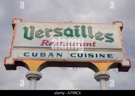 Melden Sie an das berühmte Versailles Restaurant im Abschnitt "Little Havana" Miami Florida USA Stockfoto