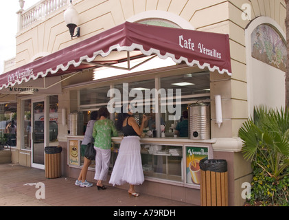 Café-Bar im berühmten Cafe Versailles im Abschnitt "Little Havana" Miami Florida USA Stockfoto