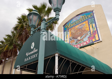 Eintritt in die berühmte Versailles-Bäckerei im Abschnitt "Little Havana" Miami Florida USA Stockfoto