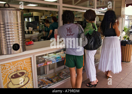 Café-Bar im berühmten Cafe Versailles im Abschnitt "Little Havana" Miami Florida USA Stockfoto