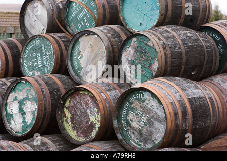 Gestapelte Whisky Fässern oder Sherry-Fässern bei Speyside Cooperage Dufftown Schottland, Vereinigtes Königreich Stockfoto