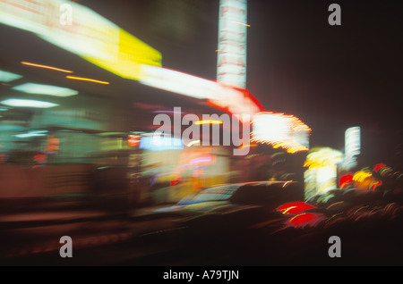 Bewegung und Geschwindigkeit fahrenden Autos erstellen Unschärfe der Neonlichter, Schaufenster und das Nachtleben der Stadt. Stockfoto