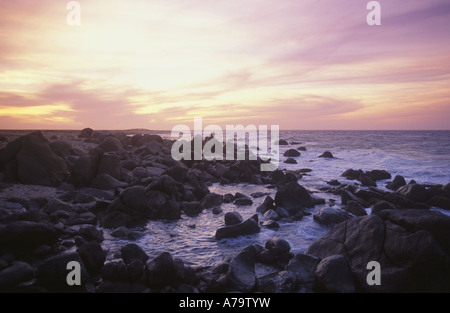 Sonnenuntergang über schroffen felsigen nördlichen Strand von Aruba. Stockfoto